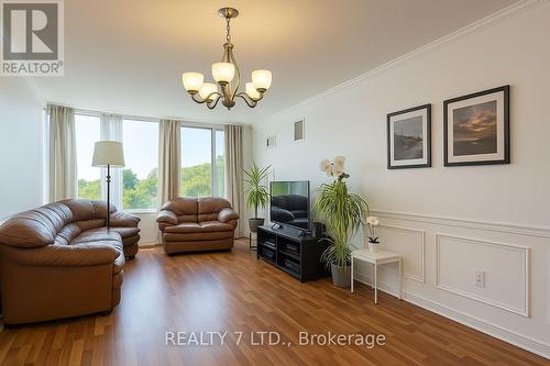 412 - 1270 Maple Crossing Boulevard, Burlington, ON - Indoor Photo Showing Living Room