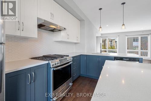 404 Terravita Private, Ottawa, ON - Indoor Photo Showing Kitchen With Upgraded Kitchen