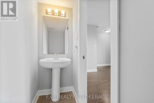 404 Terravita Private, Ottawa, ON - Indoor Photo Showing Bathroom