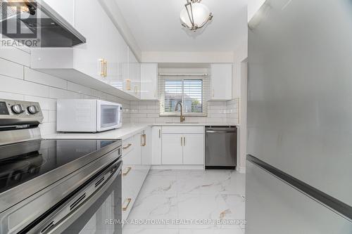 106 - 2779 Gananoque Drive, Mississauga, ON - Indoor Photo Showing Kitchen