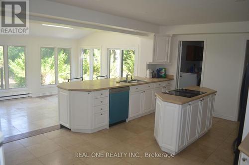 465 Woodland Acres Crescent, Vaughan, ON - Indoor Photo Showing Kitchen With Double Sink