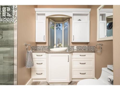 2202 26 Street, Vernon, BC - Indoor Photo Showing Bathroom