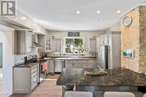 555 Raglan Street, Minto, ON - Indoor Photo Showing Kitchen With Upgraded Kitchen