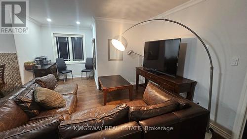 5164 New Street, Burlington, ON - Indoor Photo Showing Living Room