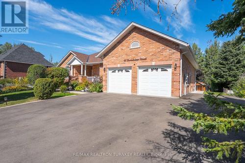 Beautifully renovated ranch-style bungalow - 61 Broadview Street, Collingwood, ON - Outdoor