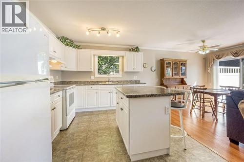 5700 Blackwell Sideroad Unit# 328, Sarnia, ON - Indoor Photo Showing Kitchen