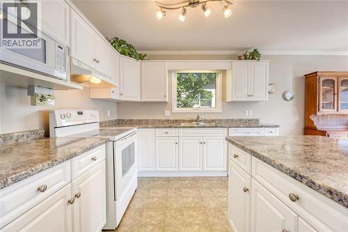 5700 Blackwell Sideroad Unit# 328, Sarnia, ON - Indoor Photo Showing Kitchen