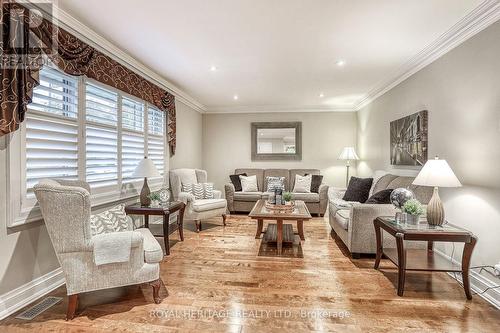 339 Nipigon Street E, Oshawa, ON - Indoor Photo Showing Living Room