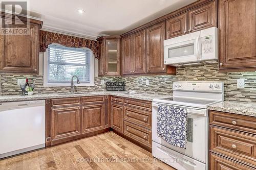 339 Nipigon Street E, Oshawa, ON - Indoor Photo Showing Kitchen
