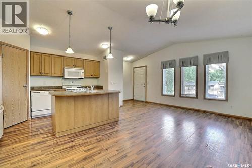 348 Robinson Street, Regina, SK - Indoor Photo Showing Kitchen