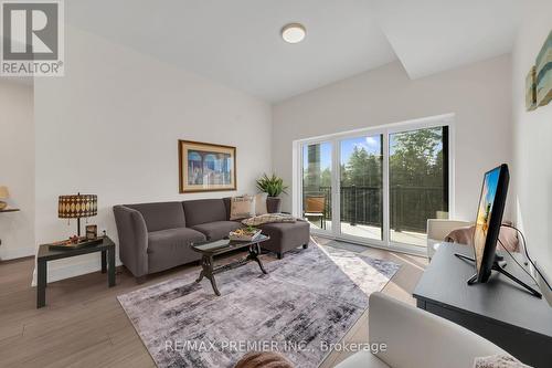 309 - 121 Mary Street, Clearview, ON - Indoor Photo Showing Living Room
