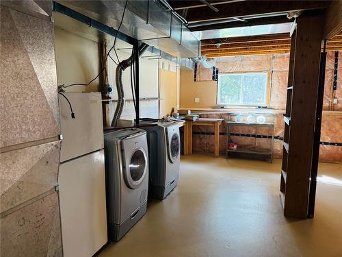1B Wolf Crescent, Windermere, BC - Indoor Photo Showing Laundry Room