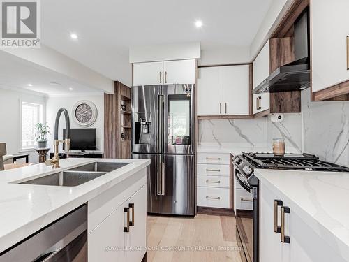 5 Mandel Crescent, Richmond Hill, ON - Indoor Photo Showing Kitchen With Double Sink With Upgraded Kitchen