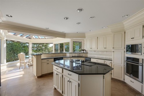 2807 Arbutus Rd, Saanich, BC 