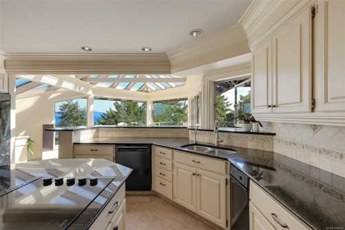 2807 Arbutus Rd, Saanich, BC 