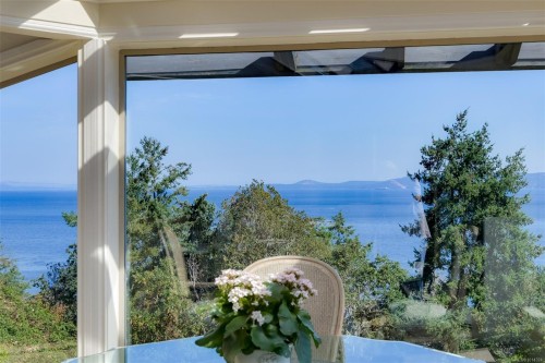 2807 Arbutus Rd, Saanich, BC 