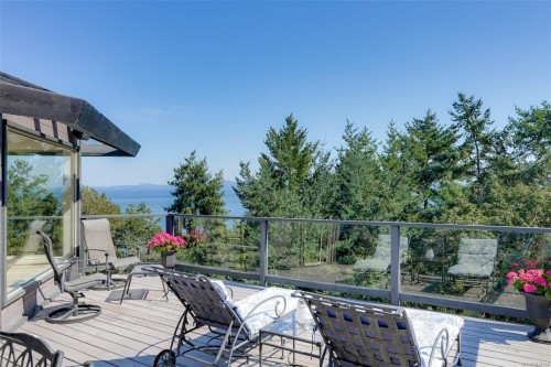 2807 Arbutus Rd, Saanich, BC 