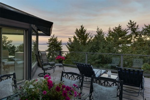 2807 Arbutus Rd, Saanich, BC 