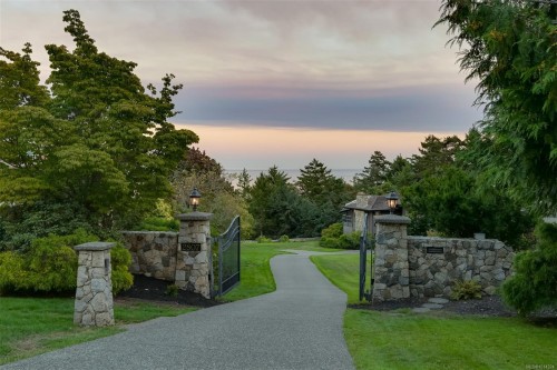 2807 Arbutus Rd, Saanich, BC 