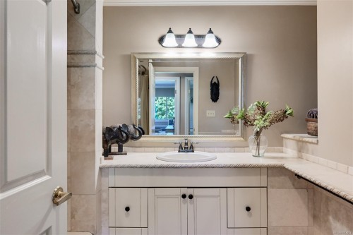 2807 Arbutus Rd, Saanich, BC 