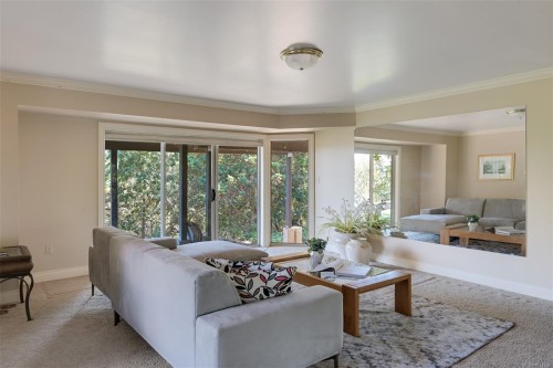 2807 Arbutus Rd, Saanich, BC 