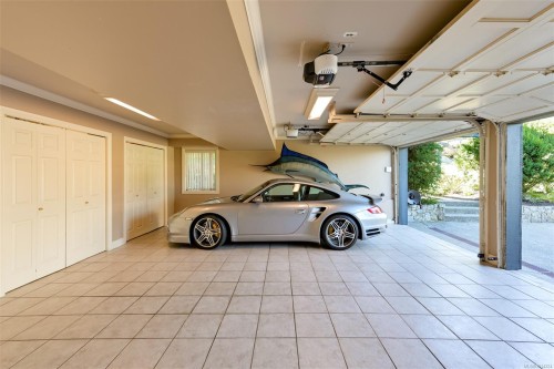 2807 Arbutus Rd, Saanich, BC 