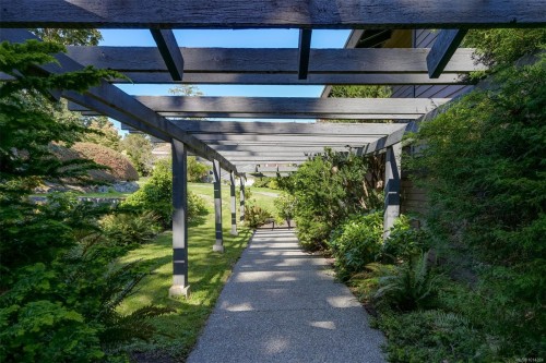 2807 Arbutus Rd, Saanich, BC 