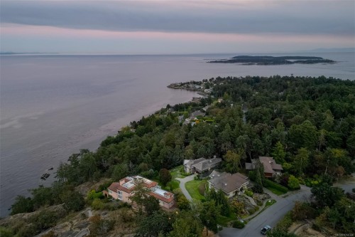 2807 Arbutus Rd, Saanich, BC 