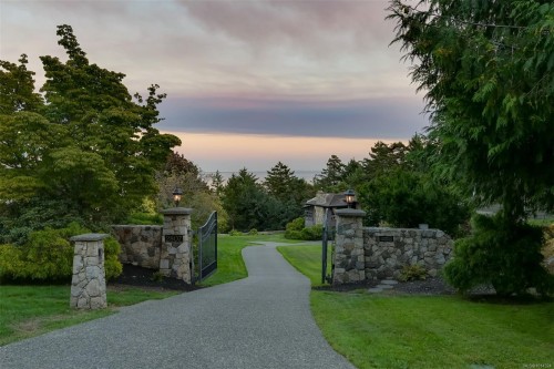 2807 Arbutus Rd, Saanich, BC 