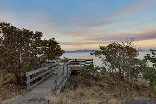 2807 Arbutus Rd, Saanich, BC 