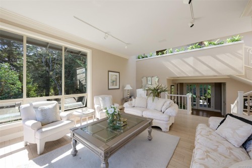 2807 Arbutus Rd, Saanich, BC 