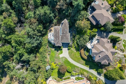 2807 Arbutus Rd, Saanich, BC 