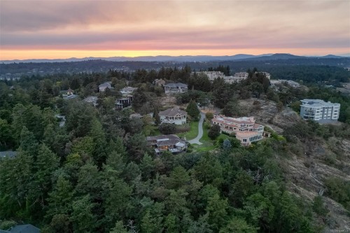 2807 Arbutus Rd, Saanich, BC 