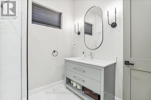 114 Reding Road, Hamilton, ON - Indoor Photo Showing Bathroom