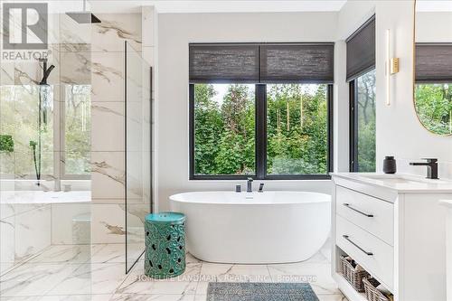 114 Reding Road, Hamilton, ON - Indoor Photo Showing Bathroom