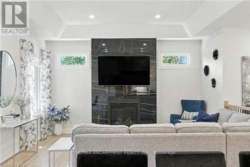 270 Charles Street, Norfolk, ON - Indoor Photo Showing Living Room