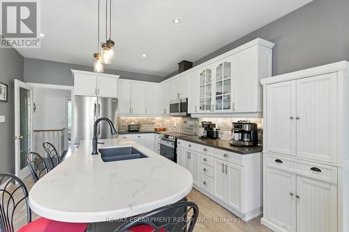 10 Featherstone Avenue, Haldimand, ON - Indoor Photo Showing Kitchen With Double Sink With Upgraded Kitchen