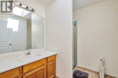Ensuite - 325 Mctavish Road, Kelowna, BC - Indoor Photo Showing Bathroom