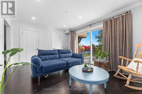 614 Rupert Avenue, Whitchurch-Stouffville, ON - Indoor Photo Showing Living Room