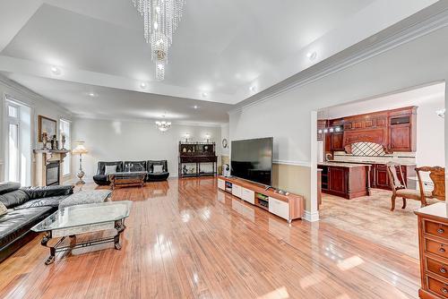 Salle familiale - 136 Rue Jean-De Ronceray, Carignan, QC - Indoor Photo Showing Living Room