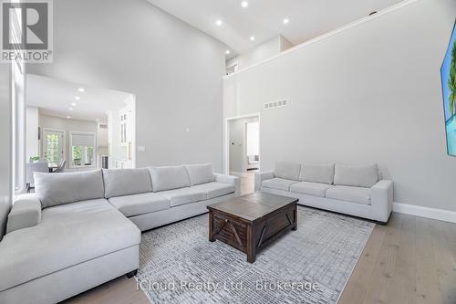4 Deer View Ridge, Puslinch, ON - Indoor Photo Showing Living Room