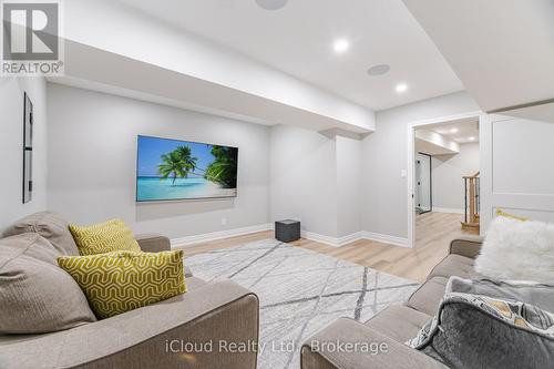 4 Deer View Ridge, Puslinch, ON - Indoor Photo Showing Living Room