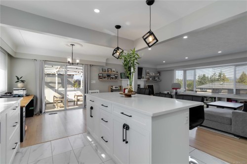 727 Chesterlea Rd, Saanich, BC 