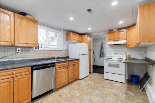 727 Chesterlea Rd, Saanich, BC 