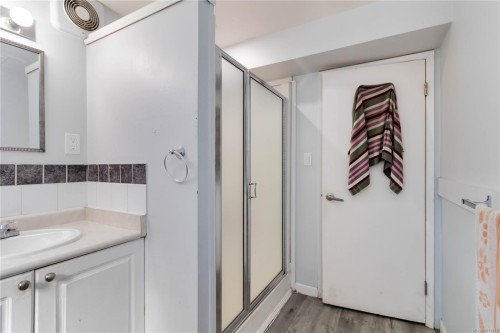 727 Chesterlea Rd, Saanich, BC 