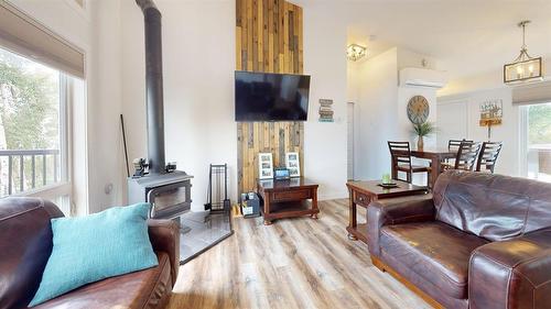 40 Birch Bay, Thomas Lake, MB - Indoor Photo Showing Living Room