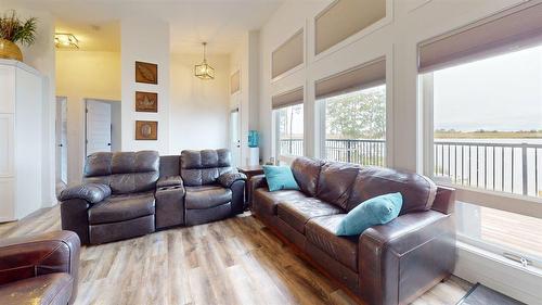 40 Birch Bay, Thomas Lake, MB - Indoor Photo Showing Living Room