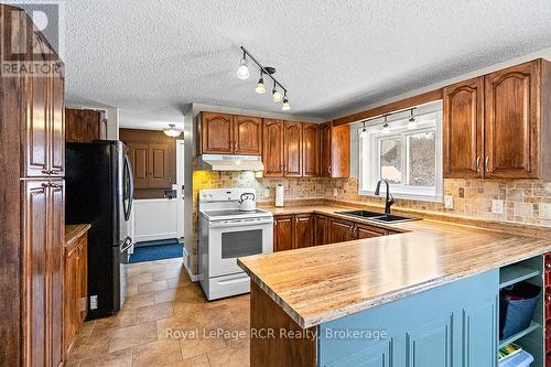282848 Normanby-Bentinck Townline, West Grey, ON - Indoor Photo Showing Kitchen With Double Sink
