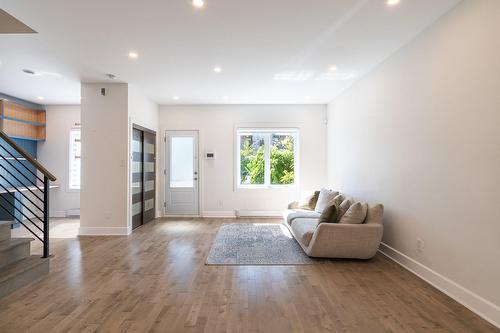 Salon - 7085 Rue De Bordeaux, Montréal (Villeray/Saint-Michel/Parc-Extension), QC 