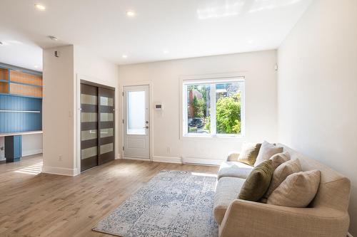 Salon - 7085 Rue De Bordeaux, Montréal (Villeray/Saint-Michel/Parc-Extension), QC 